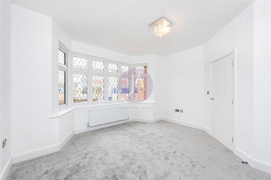 2 bedroom Flat for sale in Holders Hill Road-view3