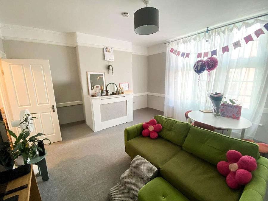 1 bedroom Flat to rent in Bush Green House,-view2