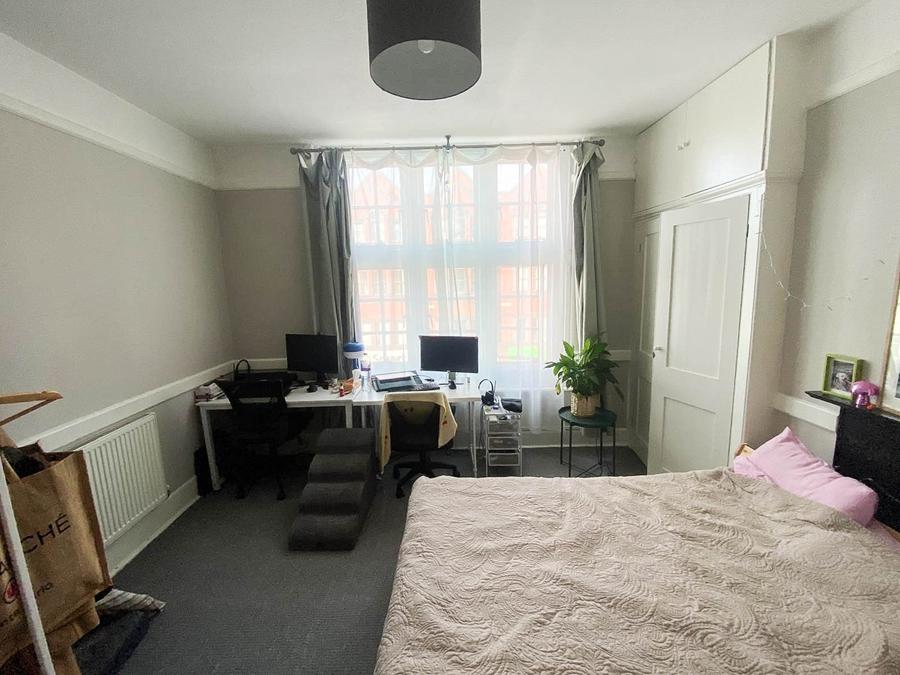 1 bedroom Flat to rent in Bush Green House,-view3