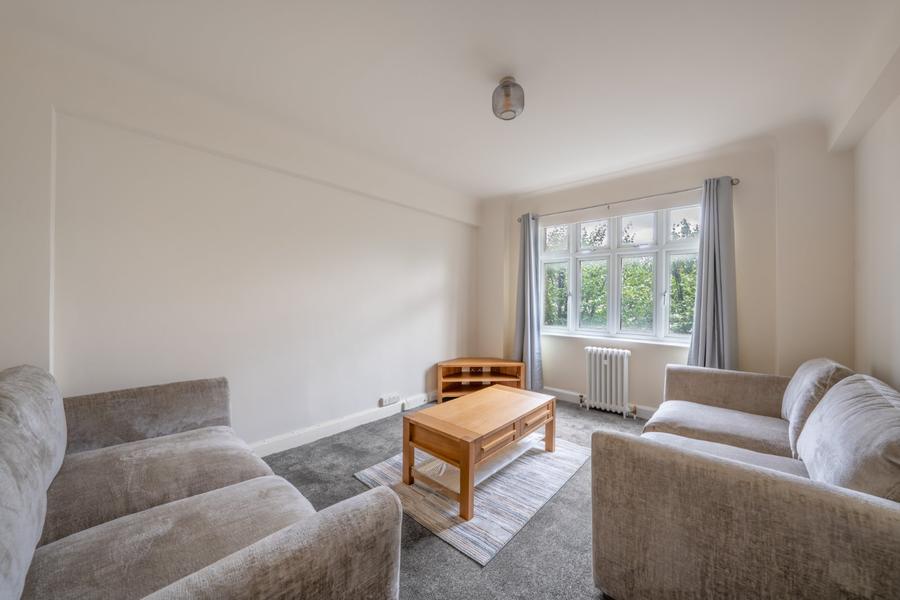 1 bedroom Flat to rent in Grove Hall Court-view3