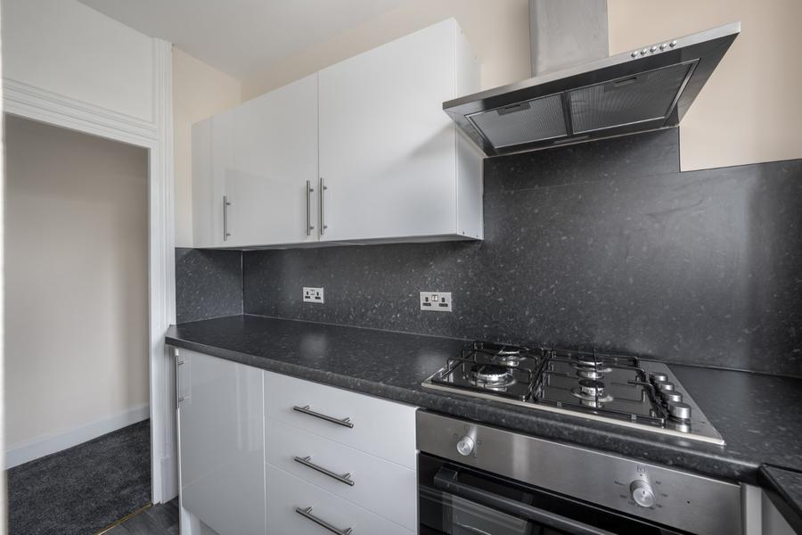 1 bedroom Flat to rent in Grove Hall Court-view4