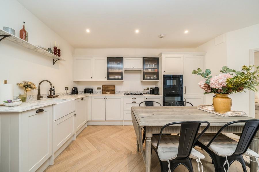 2 bedroom Flat to rent in Randolph Avenue-view3