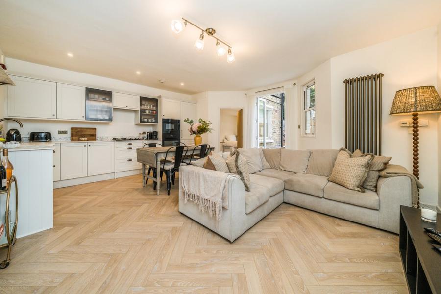 2 bedroom Flat to rent in Randolph Avenue-view1
