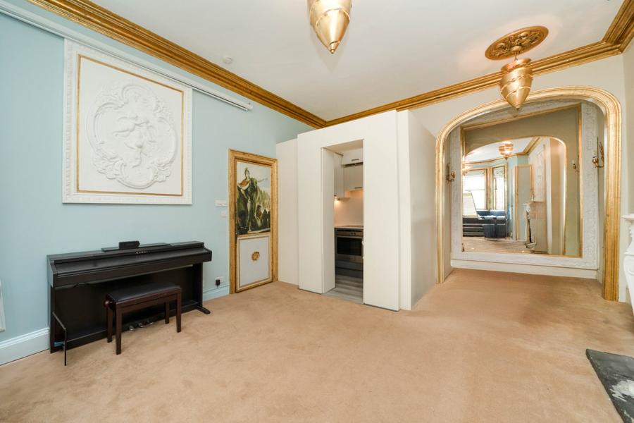 Flat to rent in Sinclair Gardens-view4