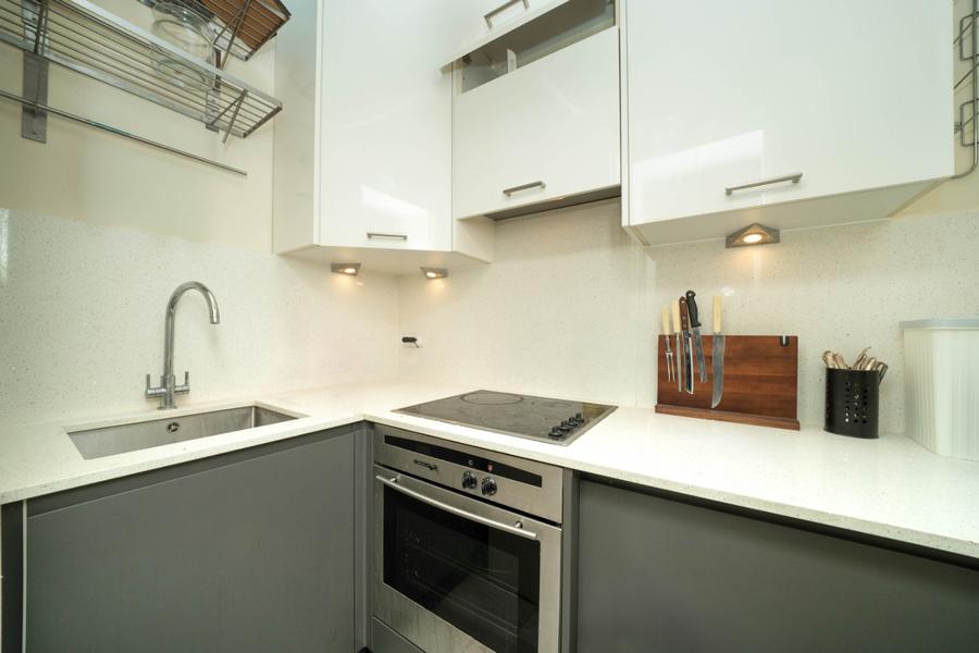 Flat to rent in Sinclair Gardens-view3