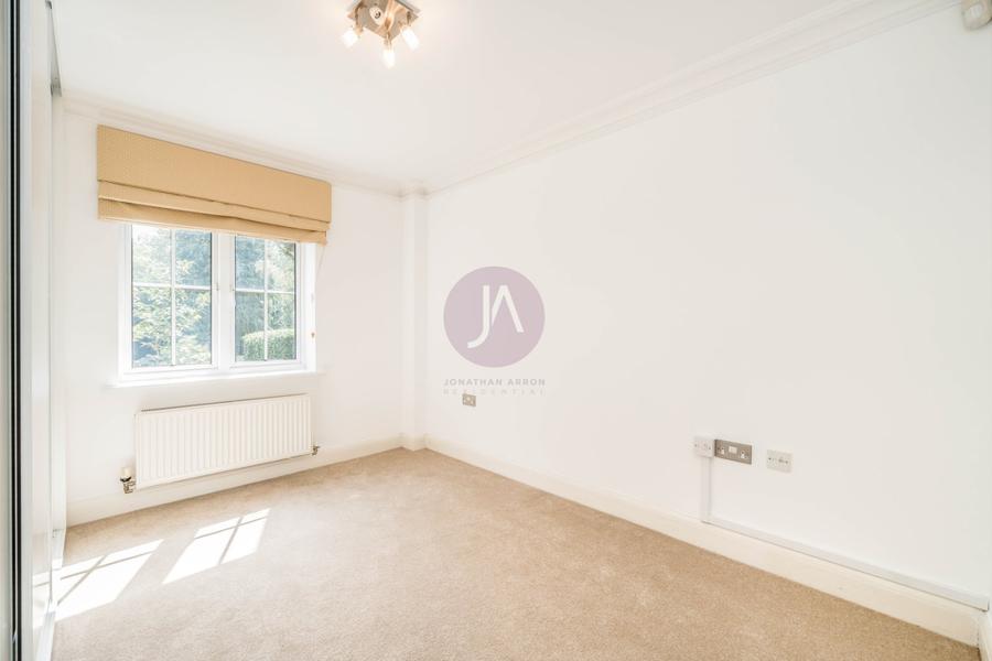 3 bedroom Flat to rent in Rochester Court-view7