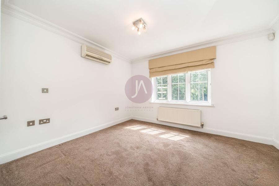3 bedroom Flat to rent in Rochester Court-view9