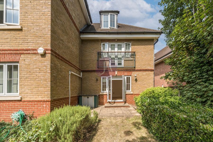 3 bedroom Flat to rent in Rochester Court-view16