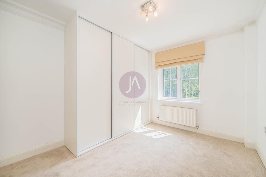 3 bedroom Flat to rent in Rochester Court-view8