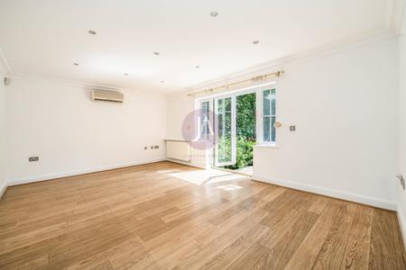 3 bedroom Flat to rent in Rochester Court-List2370