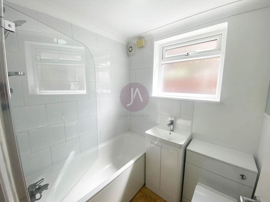 1 bedroom Flat to rent in Chaplin Road-view5