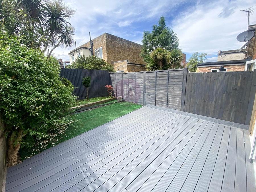 1 bedroom Flat to rent in Chaplin Road-view3