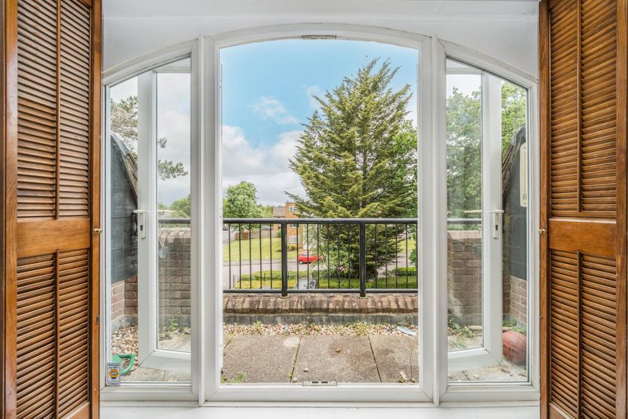 2 bedroom Flat to rent in Clarendon Court-view3