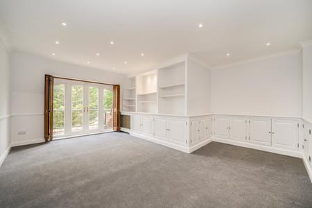 2 bedroom Flat to rent in Clarendon Court-List2375