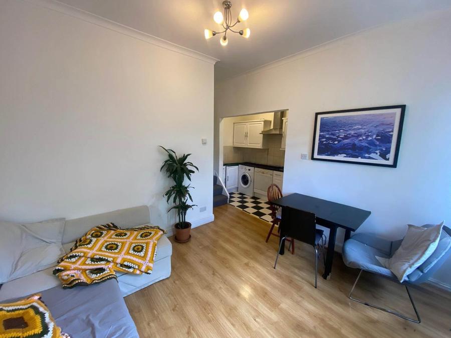 3 bedroom Flat to rent in Brondesbury Road-view2