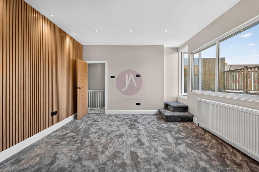 2 bedroom Flat to rent in Golders Green Road-view4