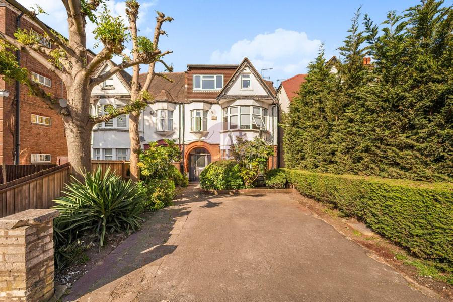 2 bedroom Flat to rent in Golders Green Road-view12