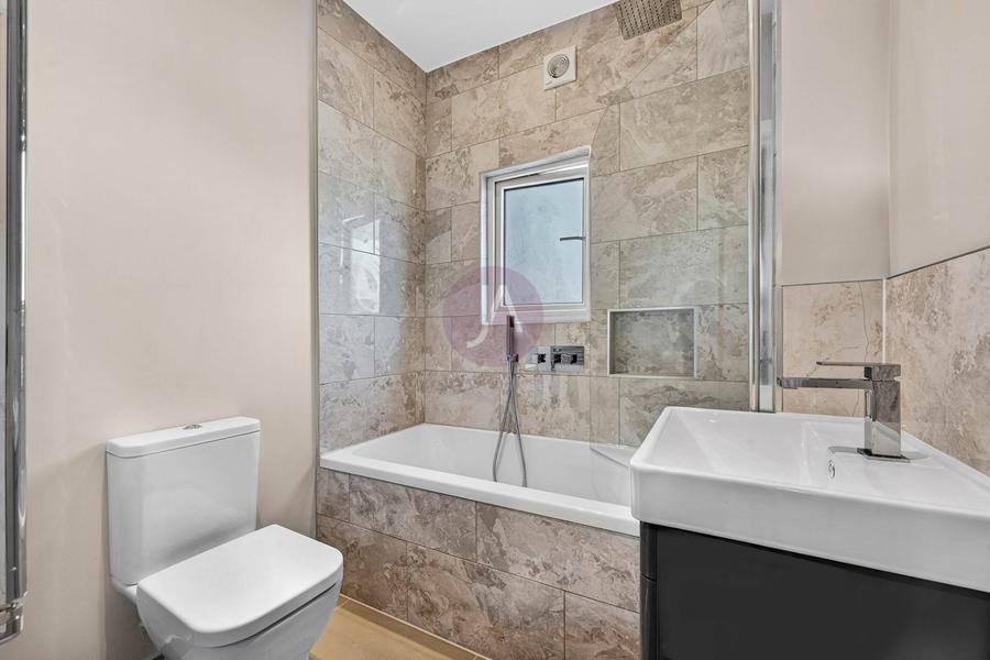 2 bedroom Flat to rent in Golders Green Road-view11