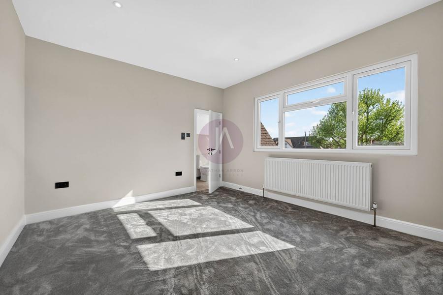 2 bedroom Flat to rent in Golders Green Road-view6