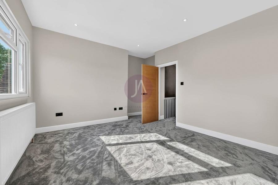 2 bedroom Flat to rent in Golders Green Road-view5