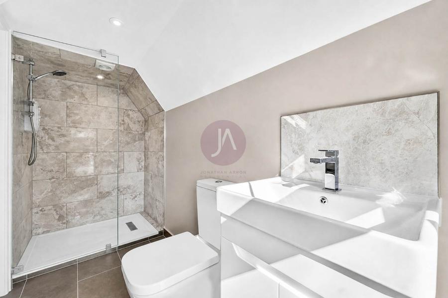 2 bedroom Flat to rent in Golders Green Road-view9