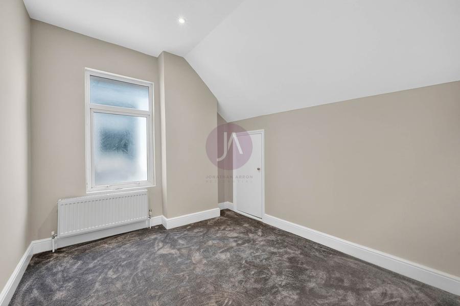 2 bedroom Flat to rent in Golders Green Road-view7