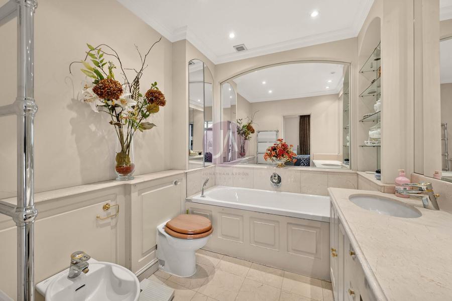 4 bedroom Flat to rent in Prince Albert Court-view10