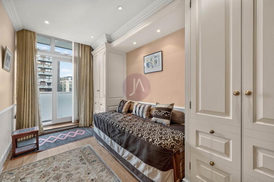 4 bedroom Flat to rent in Prince Albert Court-view8