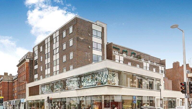 2 bedroom Flat to rent in Fulham Road-view3