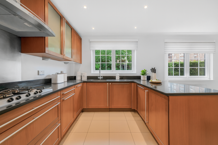 4 bedroom House to rent in The Marlowes-view8