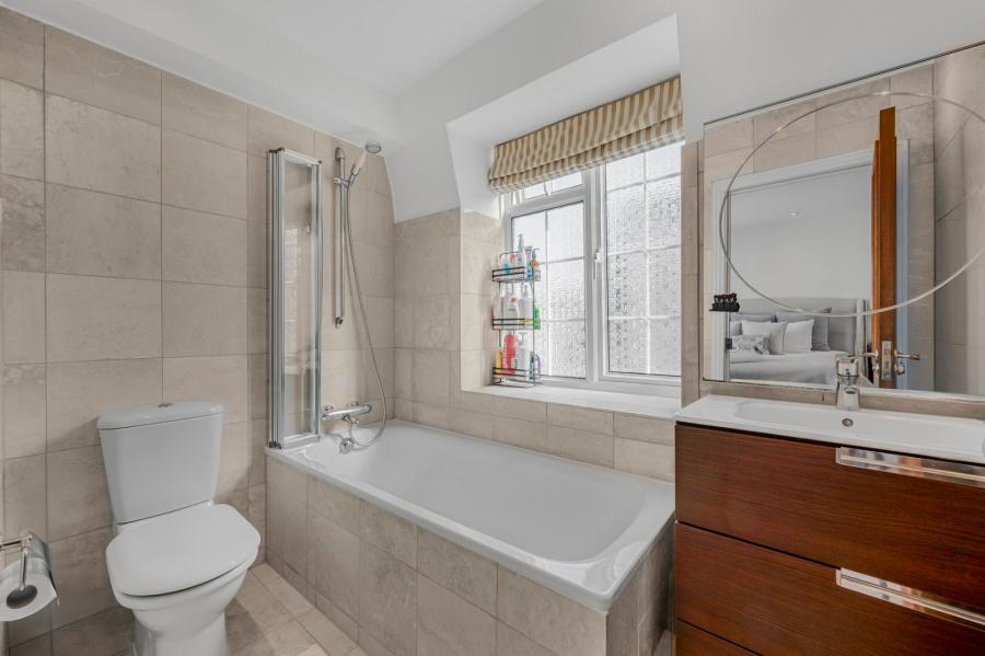 4 bedroom House to rent in The Marlowes-view11