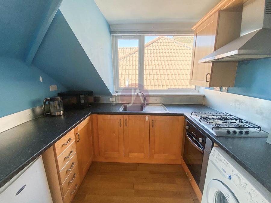 1 bedroom Flat to rent in Malvern Road-view2