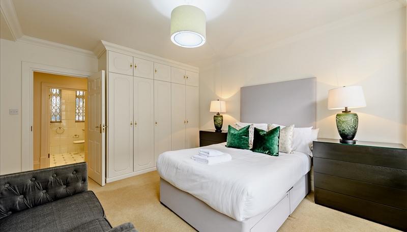 3 bedroom Flat to rent in Strathmore Court-view11