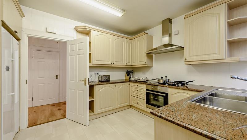 3 bedroom Flat to rent in Strathmore Court-view3