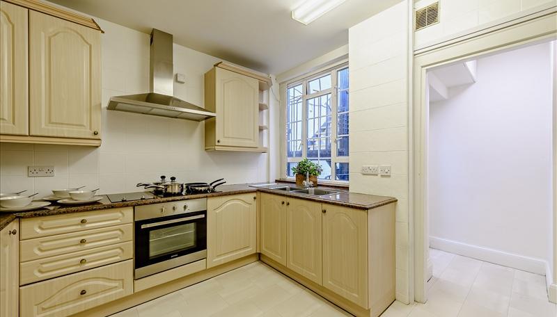 3 bedroom Flat to rent in Strathmore Court-view14