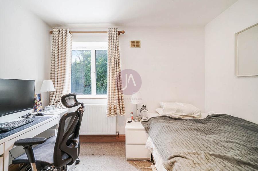 2 bedroom Flat to rent in Bradman House-view7