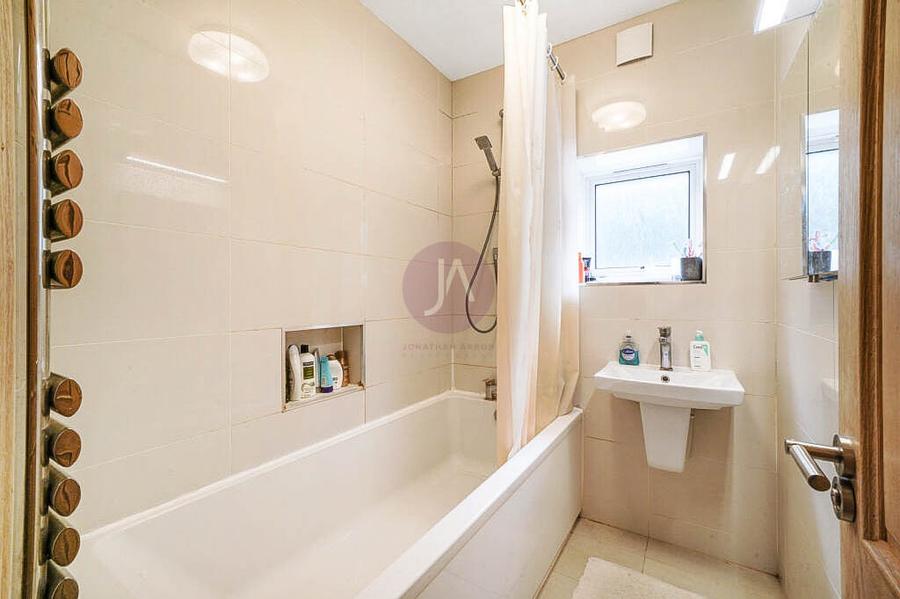 2 bedroom Flat to rent in Bradman House-view10