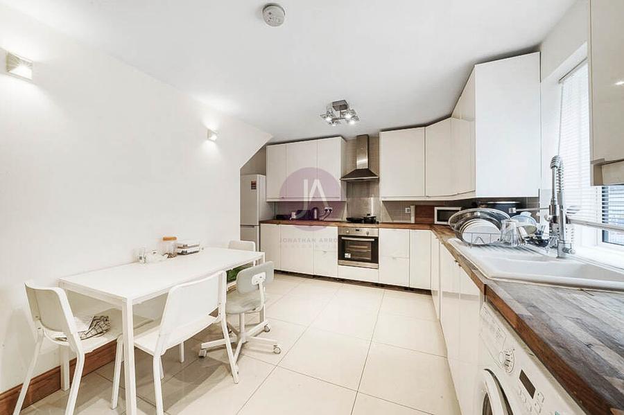 2 bedroom Flat to rent in Bradman House-view2