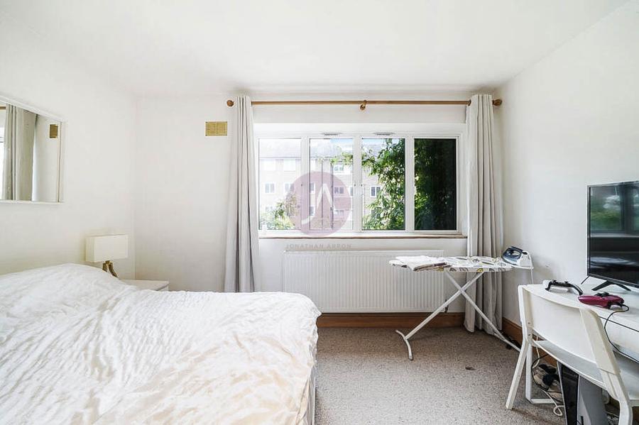 2 bedroom Flat to rent in Bradman House-view8