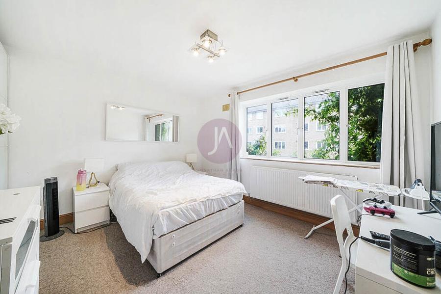 2 bedroom Flat to rent in Bradman House-view6