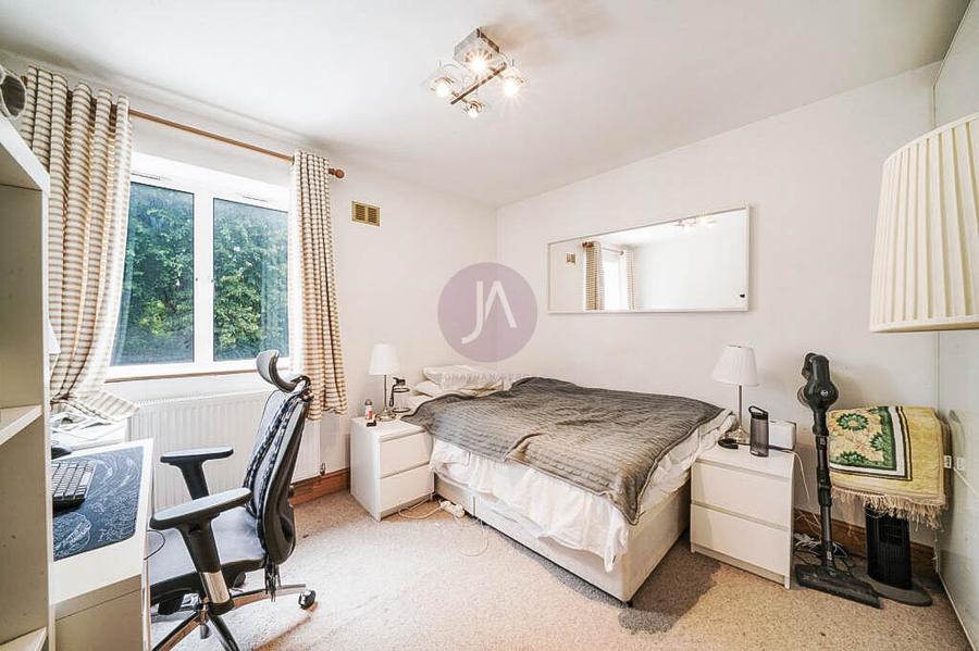 2 bedroom Flat to rent in Bradman House-view9