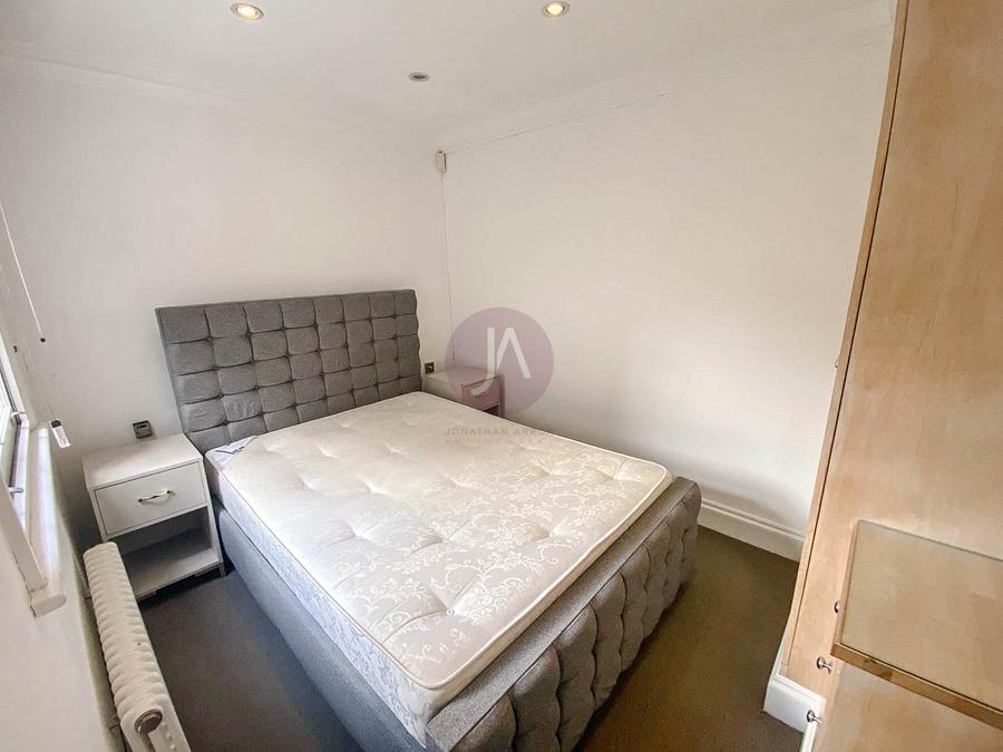 3 bedroom House to rent in Ryders Terrace-view8