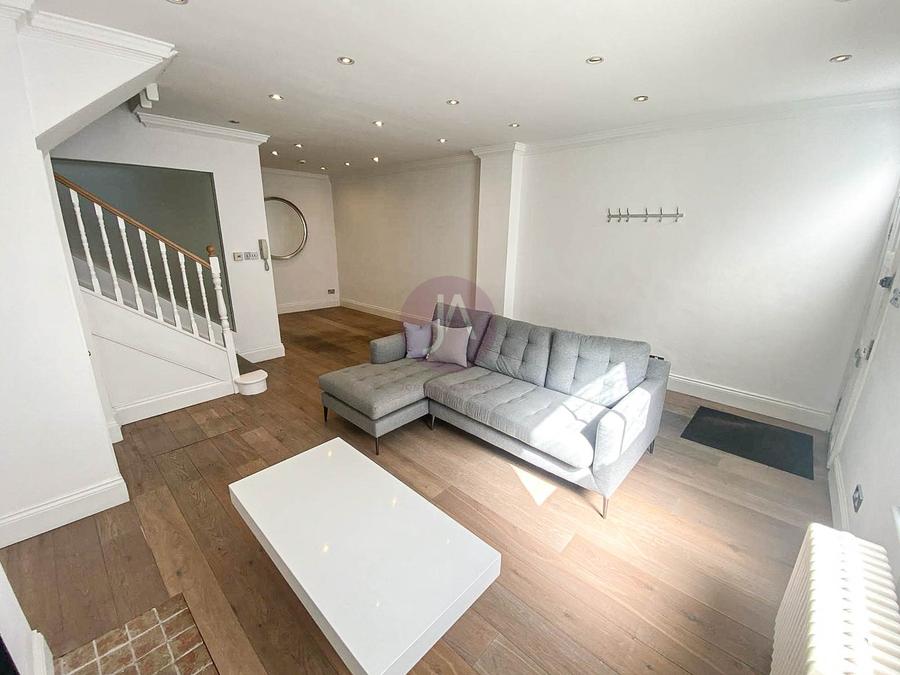 3 bedroom House to rent in Ryders Terrace-view11