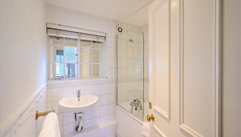 2 bedroom Flat to rent in Pelham Court-view5