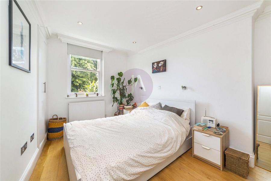 2 bedroom Flat to rent in Kentish Town Road-view5
