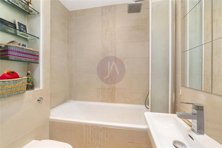 2 bedroom Flat to rent in Kentish Town Road-view6