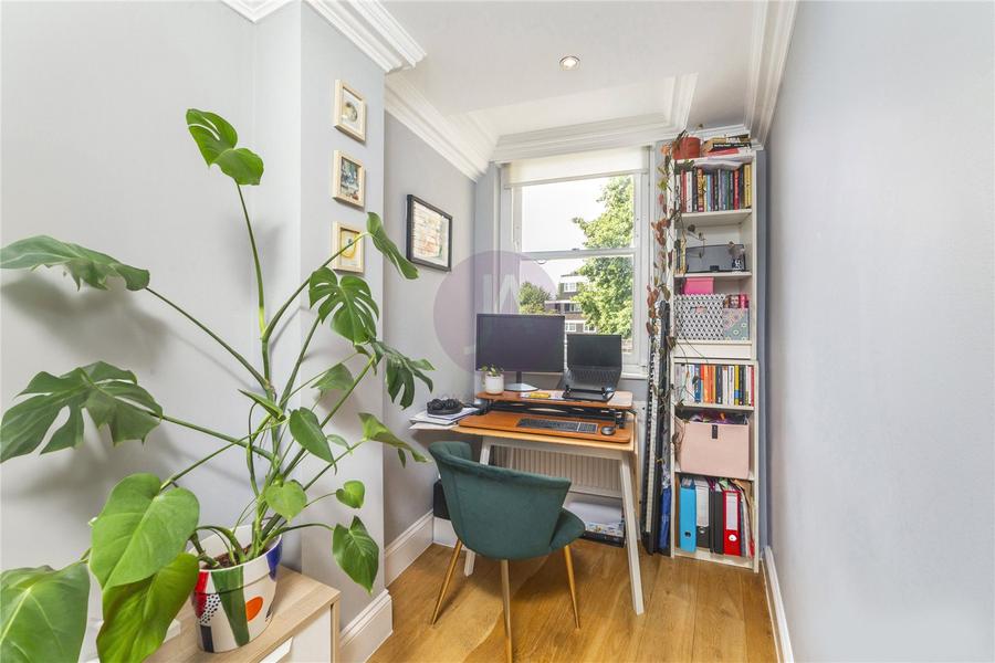 2 bedroom Flat to rent in Kentish Town Road-view8