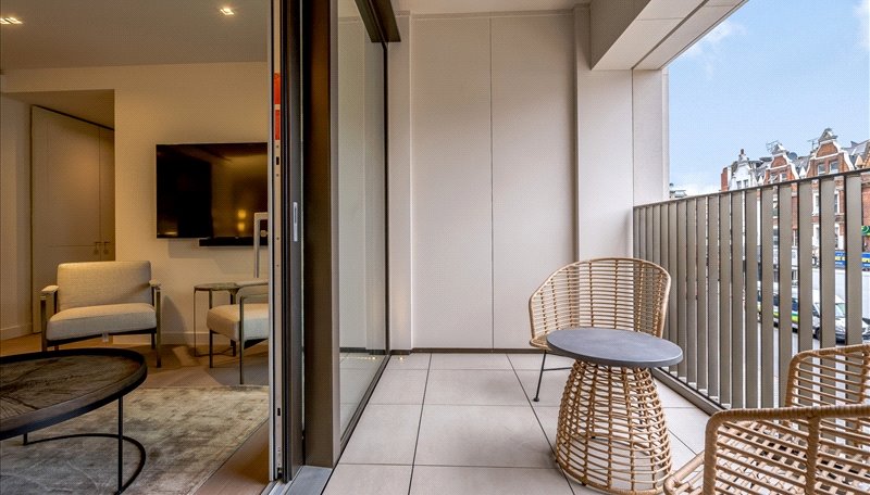 1 bedroom Flat to rent in Garrett Mansions-view5
