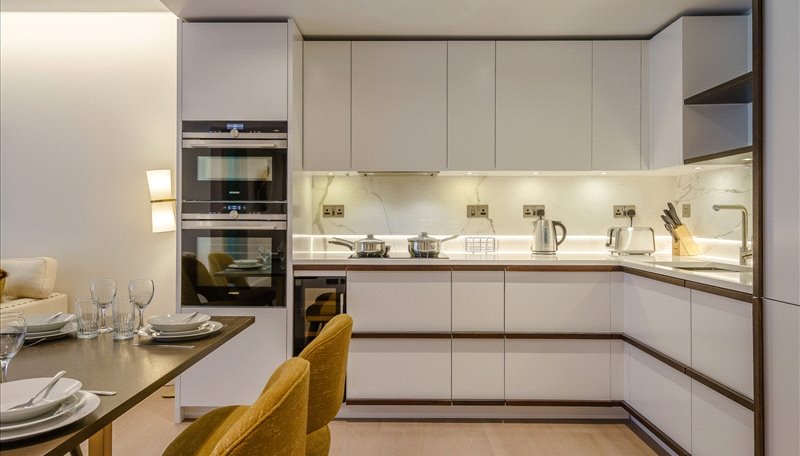 1 bedroom Flat to rent in Garrett Mansions-view3