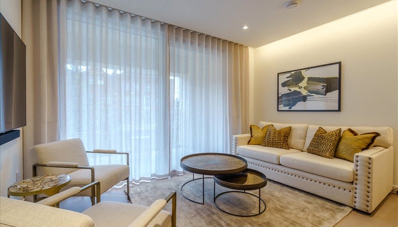 1 bedroom Flat to rent in Garrett Mansions-view1